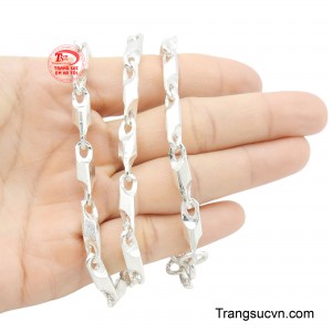 Dây chuyền bạc lịch lãm, khẳng định đẳng cấp và phong thái tự tin.