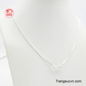 Chiếc dây chuyền không chỉ là một món trang sức mà còn là một người bạn đồng hành, luôn nhắc nhở bạn về những ước mơ và mục tiêu trong cuộc sống.