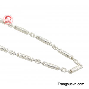 Dây chuyền bạc hào phóng khẳng định bản lĩnh và phong cách mạnh mẽ của phái mạnh.