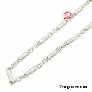 Thiết kế ấn tượng, bản to hoặc mặt dây cá tính, thu hút mọi ánh nhìn.