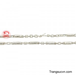 Chất liệu bạc sáng bóng, bền bỉ, thể hiện sự phóng khoáng và tự tin.
