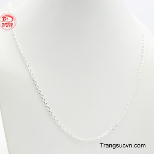 Chiếc dây chuyền bạc tinh tế là điểm nhấn hoàn hảo, làm nổi bật vẻ đẹp thanh thoát, duyên dáng và quyến rũ của người phụ nữ.