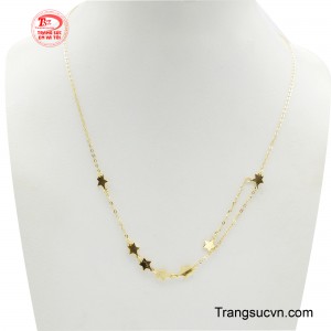 Dây chuyền nữ toả sáng vàng 18 được chế tác trên chất liệu vàng 18K với màu sắc bền đẹp là biểu tượng của sự giàu có, sang trọng.
