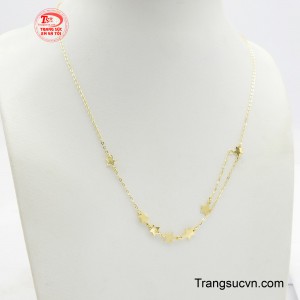 Do đó, dây chuyền vàng chính là món trang sức tôn lên vẻ đẹp sang trọng, quý phái của người phụ nữ.