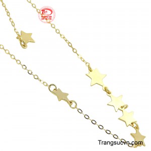 Khi đeo dây dây chuyền không chỉ giúp ngoại hình một cô gái tỏa sáng, thu hút mọi ánh nhìn mà còn thể hiện đẳng cấp, địa vị và phong cách của người ấy.