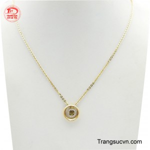 Chất liệu vàng 18K cao cấp, bền bỉ, mang đến vẻ đẹp vĩnh cửu.