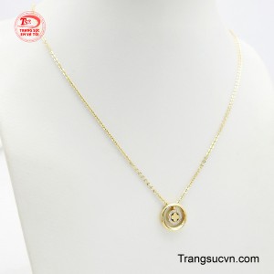 Chất liệu vàng 18K cao cấp, bền bỉ, mang đến vẻ đẹp vĩnh cửu.