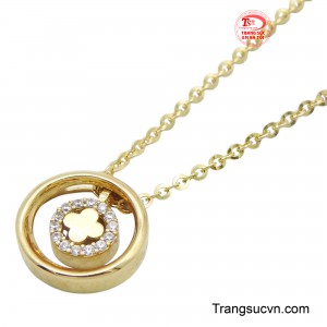 Dây chuyền nữ vàng 18K lấp lánh, tôn vinh vẻ đẹp dịu dàng và sang trọng.