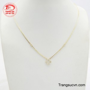 Dây chuyền vàng liền mặt dễ thương là sự kết hợp hài hòa giữa vẻ đẹp quý phái của vàng và nét đáng yêu, tinh nghịch của các chi tiết thiết kế.