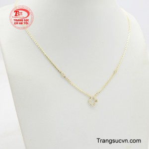 Những mẫu dây chuyền này thường có mặt dây nhỏ xinh với hình dáng ngộ nghĩnh như trái tim, ngôi sao, hoa lá hoặc các con vật nhỏ.