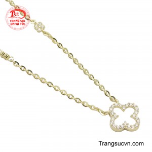 Chất liệu vàng sáng bóng không chỉ làm tăng thêm vẻ rạng rỡ cho người đeo mà còn mang ý nghĩa về sự giàu sang và thịnh vượng.