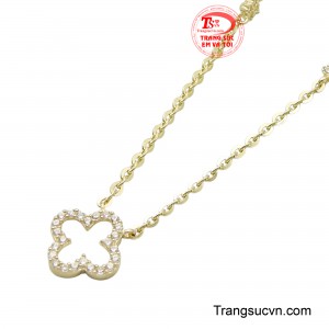 Dây chuyền vàng liền mặt dễ thương là món trang sức lý tưởng để tôn lên vẻ đẹp trẻ trung, ngọt ngào và nữ tính, phù hợp với nhiều phong cách thời trang khác nhau.