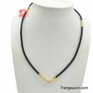 Dây da bọc kim tiền được bọc từ vàng 10k bền đẹp kết hợp cùng dây da màu đen chắc khỏe. 