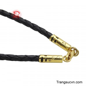 Một người đàn ông với phong cách lịch lãm, khỏe khoắn thì chiếc dây da bọc vàng này góp phần không nhỏ trong phong cách đó.