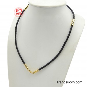 Họa tiết kim tiền trên dây đeo tượng trưng cho sự giàu sang và thịnh vượng, mang đến may mắn và tài lộc cho người đeo món trang sức này.