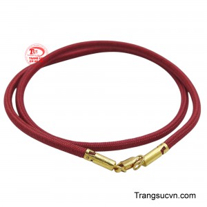 Dây dù bọc vàng sang trọng phù hợp nhiều lúa tuổi và trang phục khác nhau.