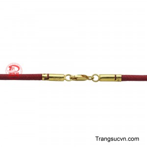 Chiếc dây dù bọc vàng giúp các anh có thể đeo cùng mặt dây để phối với những bộ đồ khác nhau.