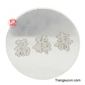 Đồng xu bạc khắc chữ được làm từ bạc 925 đảm bảo chất lượng và độ bền của sản phẩm.