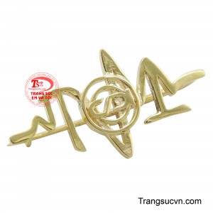 Ghim cài áo nữ vàng 14K thường được sử dụng để tô điểm cho áo vest, áo khoác, hoặc các loại trang phục trang trọng khác, giúp người phụ nữ tự tin và tỏa sáng trong mọi hoàn cảnh.