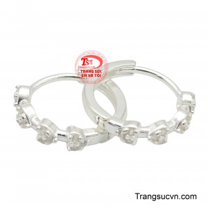 Thiết kế đa dạng, từ đơn giản đến cầu kỳ, hoa tai bạc nữ phù hợp với mọi phong cách thời trang.