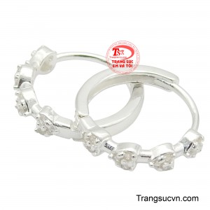 Chất liệu bạc cao cấp, hoa tai nữ bền đẹp theo thời gian, giữ trọn vẹn vẻ đẹp thuần khiết.