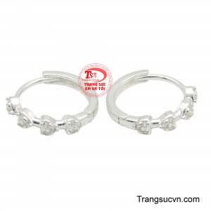 Lấp lánh ánh bạc, hoa tai nữ mang đến sự sang trọng, quý phái, thu hút mọi ánh nhìn.