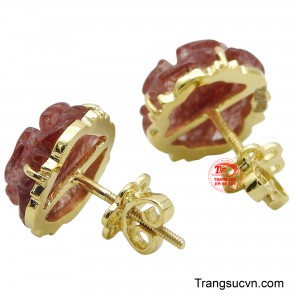 Viên đá thạch anh tóc đỏ lấp lánh mang đến vẻ đẹp quyến rũ, thu hút mọi ánh nhìn.