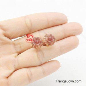 Đôi hoa tai này không chỉ là món trang sức mà còn là biểu tượng của tình yêu và may mắn.