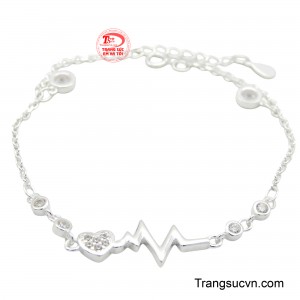 Lắc bạc nữ cuốn hút với kỹ thuật chế tác điêu luyện, nhưng chứa đựng trong đó là sự đơn giản, quen thuộc dễ chạm vào cảm xúc người đeo. 