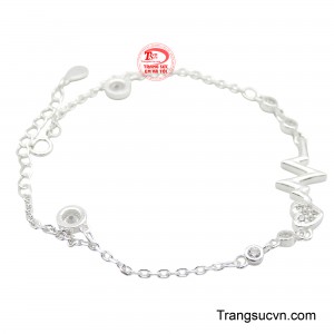 Sự lên ngôi của thiết kế mảnh mai, dần khẳng định vẻ đẹp giản dị đang được phụ nữ ưa chuộng.