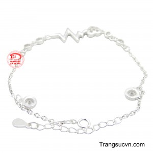 Chiếc lắc tay khi đeo xinh xắn mang những chi tiết đan xen đầy bắt mắt để lại ấn tượng khó phai với người đối diện.