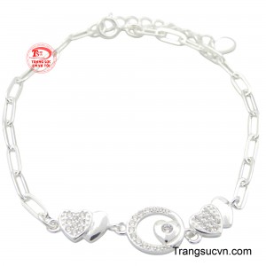 Lắc bạc nữ đong đầy không chỉ có vẻ đẹp độc đáo mà còn mang đến sự ấn tượng cho chủ nhân.