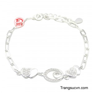 Chiếc lắc tay dễ dàng tôn lên phần cổ tay nhỏ nhắn, giúp cho đôi tay bạn thêm phần duyên dáng.