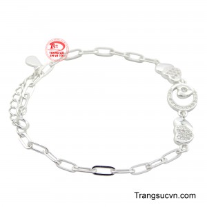 Mẫu lắc tay này được thiết kế dáng đơn giản mà nữ tính giúp nàng thu hút mọi ánh nhìn.