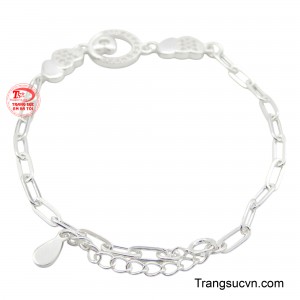 Chiếc lắc tay không chỉ là món đồ trang sức mà khi đeo lắc tay bạc còn giúp người đeo cản gió, trừ tà, giúp công việc được suôn sẻ.