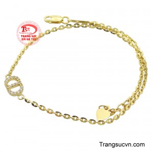 Được chế tác từ vàng 10k bền bỉ, chiếc lắc chân này nổi bật với thiết kế độc đáo, từ những mắt xích to bản, họa tiết gai góc đến những charm hình khối ấn tượng.