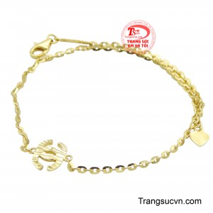 Hơn nữa, với thiết kế mang tính ứng dụng cao, có thể giúp nàng dễ dàng phối với nhiều phong cách trang phục khác nhau từ công sở thanh lịch cho đến những bữa tiệc cần sự sang trọng và đẳng cấp.