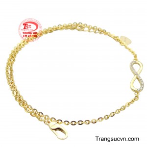 Chiếc lắc giúp đôi chân nàng trở nên mềm mại và quyến rũ hơn.