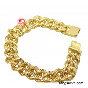 Lắc nam vàng 10K bản lĩnh với màu vàng tươi sáng của vàng 10K mang đến vẻ ngoài hiện đại, mạnh mẽ và không kém phần sang trọng, phù hợp với phong cách của những người đàn ông tự tin và bản lĩnh.