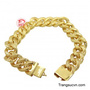 Chiếc lắc được thiết kế hình mắt xích từ lâu đã trở thành một biểu tượng của sự mạnh mẽ, bền bỉ và sự kết nối. Khi kết hợp với lớp lưới ở trên, chiếc lắc tay càng trở nên độc đáo và ấn tượng, thể hiện rõ nét cá tính và bản lĩnh của người đeo.