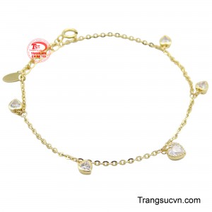 Điểm nhấn của chiếc lắc là những mặt trái tim nhỏ xinh được chế tác tỉ mỉ mang đến vẻ đẹp duyên dáng và lãng mạn.