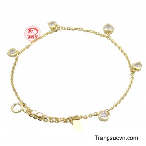 Chiếc lắc không chỉ là món đồ trang sức mang lại vẻ đẹp mà nó còn giúp mang lại nhiều may mắn cho quý cô trên con đường sự nghiệp của mình.