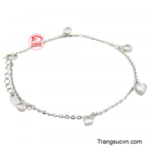 Chiếc lắc được thiết kế dạng dây chữ O mềm mại, ôm trọn cổ tay mang đến cảm giác thoải khi đeo.