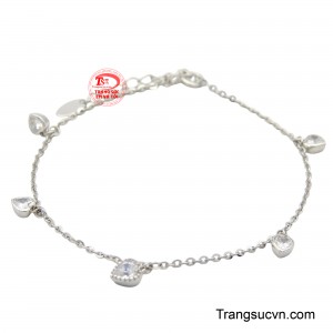 Điểm nhấn của chiếc lắc tay là mặt hình trái tim nhỏ nhắn, được chế tác tỉ mỉ tượng trưng cho tình yêu và sự ngọt ngào.