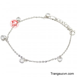 Chiếc lắc không chỉ là món đồ trang sức đẹp mà nó còn là món quà ý nghĩa dành tặng cho những người phụ nữ đặc biệt trong cuộc đời bạn.