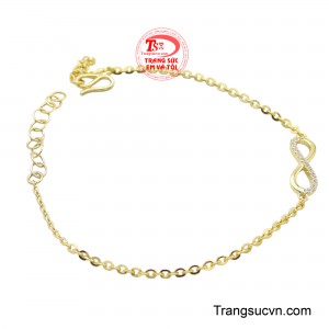 Chất liệu vàng 10K bền bỉ, dễ dàng kết hợp với mọi phong cách.