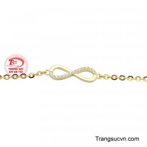 Chiếc lắc tay nhỏ nhắn, nhưng chứa đựng ý nghĩa sâu sắc và vĩnh hằng.