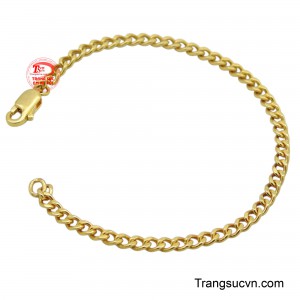 Đeo lắc tay vàng cho trẻ em được xem là một cách để cầu mong những điều tốt đẹp và bình an đến với bé.