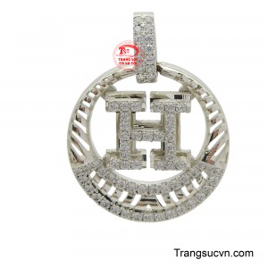 Mặt bạc bình an là biểu tượng của sự thanh tịnh, may mắn, được chế tác từ bạc nguyên chất, mang đến vẻ đẹp tinh tế và ý nghĩa tâm linh sâu sắc.