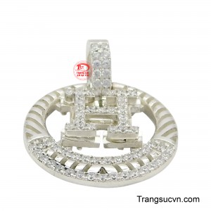 Chất liệu bạc cao cấp, sáng bóng, không chỉ làm tôn lên vẻ đẹp của người đeo mà còn mang lại cảm giác an tâm, tin tưởng.